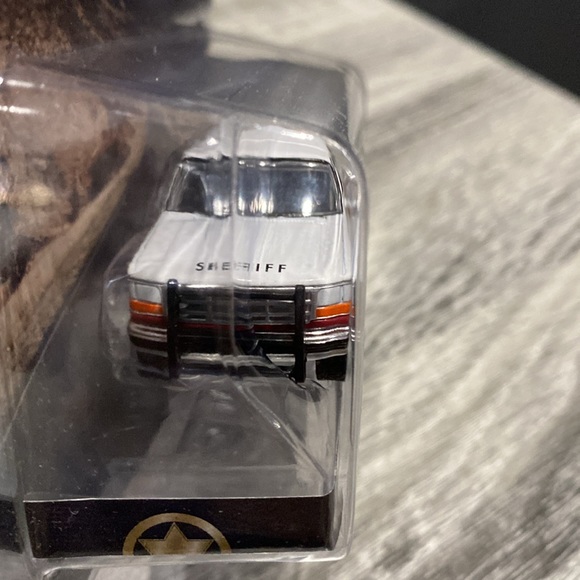 GreenLight | Sheriff Absaroka County: 1994 Ford Bronco XLT - 1:64 Die-Cast - Picture 6 of 11